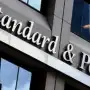 El riesgo país rompió el piso de los 500 puntos tras la mejora en la calificación de la deuda argentina