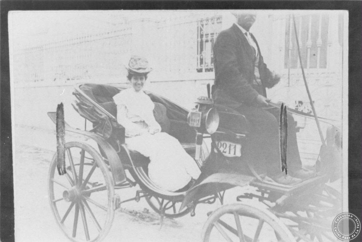 EN COCHE A CABALLO EN ROMA: Lola Mora en 1905 (Archivo de Carlos Páez de la Torre (h)).