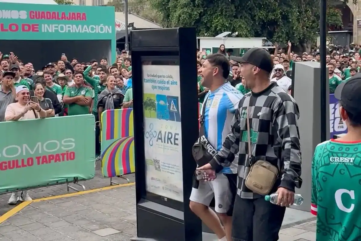 ¿Todavía les duele Qatar?: un hincha argentino desafió los abucheos de una multitud mexicana en el Fan Fest de Guadalajara