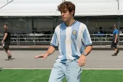 Con la camiseta de la Selección y “ambiente de Mundial”: Franco Colapinto ya vive el GP de Barcelona