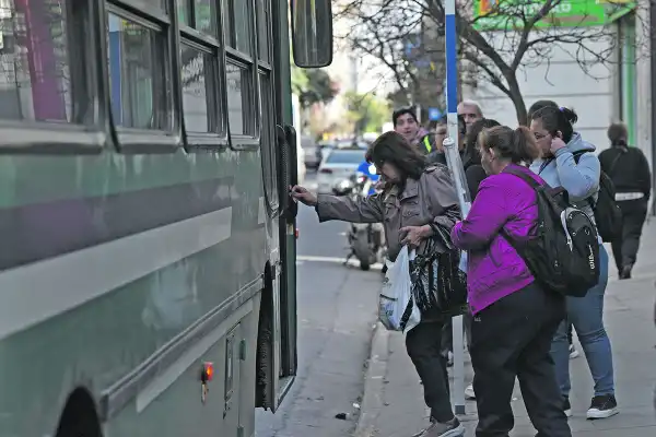 Entre quejas y críticas, se aprobó la suba del boleto a $1.700