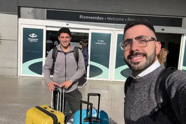 LA GACETA rumbo al Mundial: la valija equivocada y el último abrazo argentino