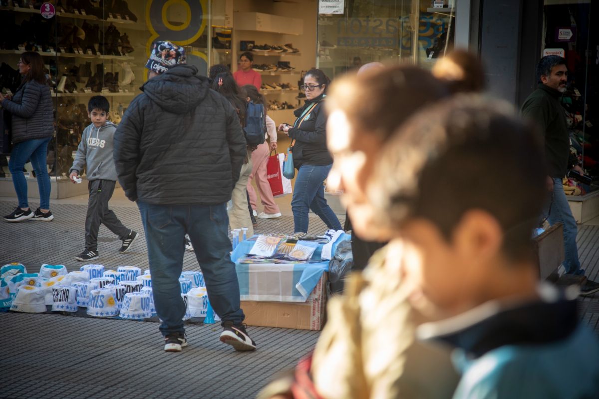 LA GENTE PASA, PERO NO COMPRA. Todavía no se siente el Mundial en las calles.
