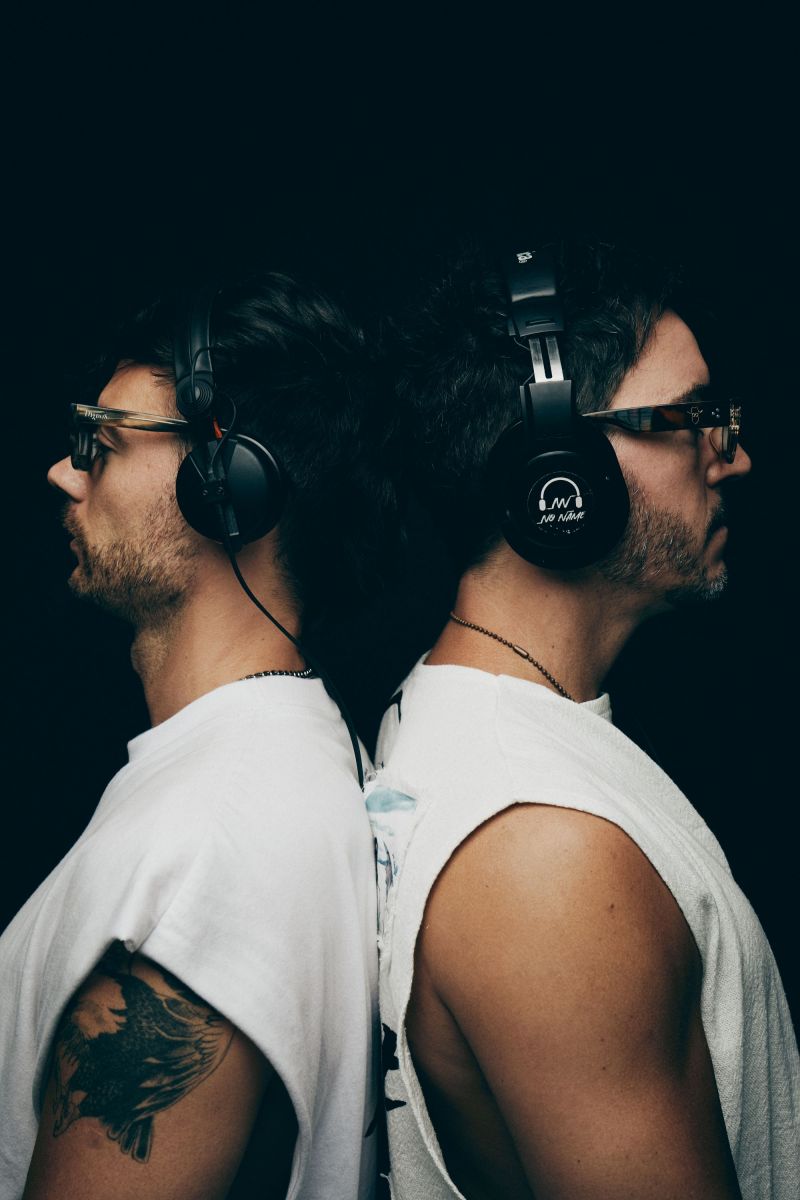 “No Name”: el dúo de DJs que conquista el mundo de la electrónica