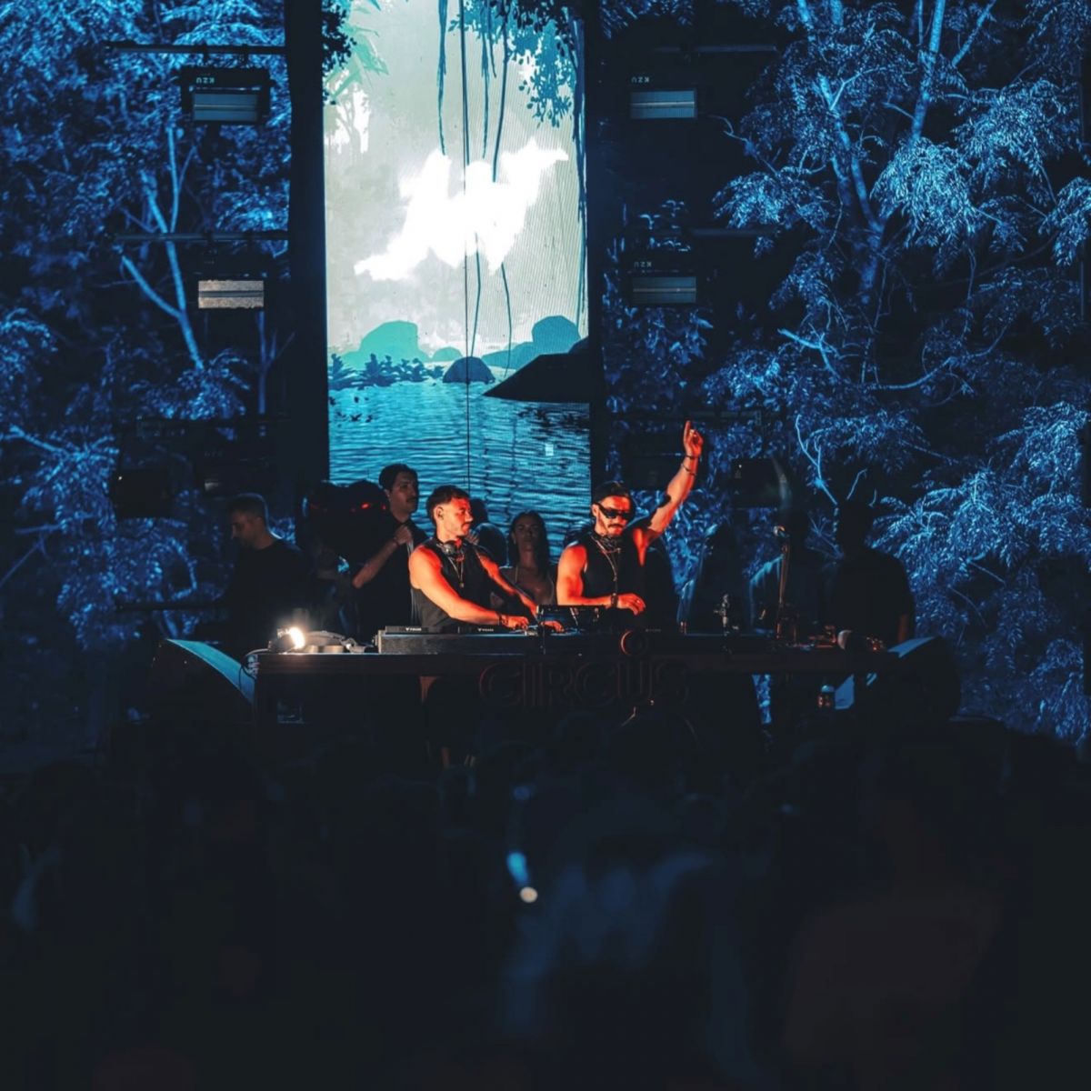 “No Name”: el dúo de DJs que conquista el mundo de la electrónica