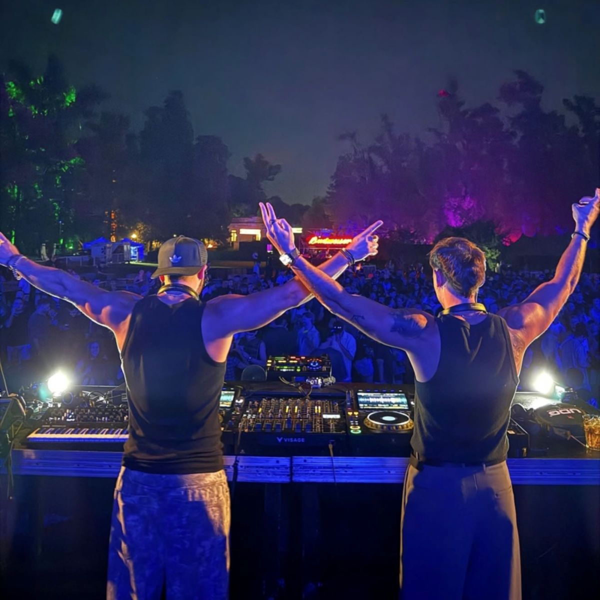 “No Name”: el dúo de DJs que conquista el mundo de la electrónica