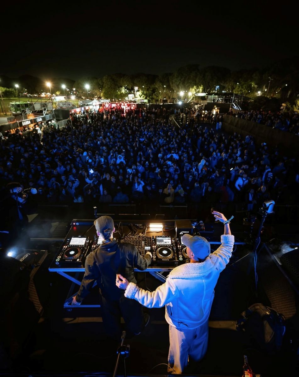 “No Name”: el dúo de DJs que conquista el mundo de la electrónica