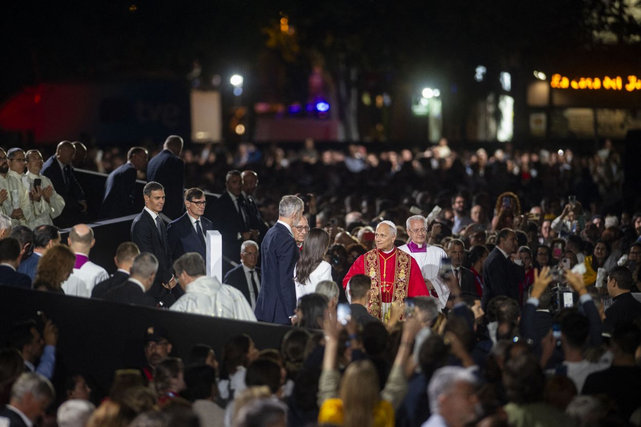 HACIA LA NOCHE. La majestuosa ceremonia religiosa concluyó con un increíble espectáculo de luz y sonido.