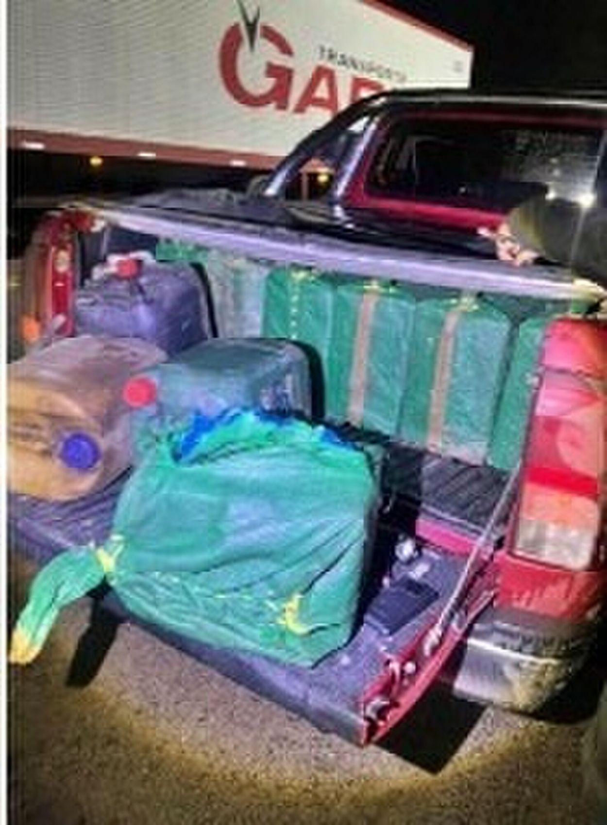 Los bidones secuestrados generan sospechas.