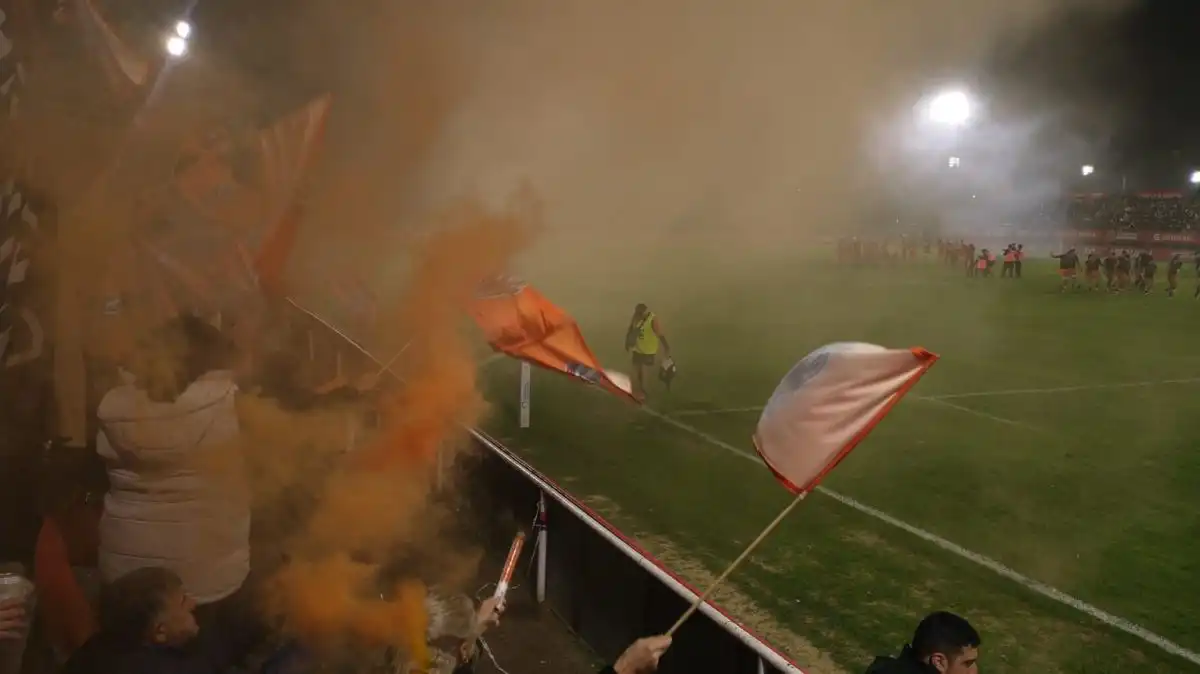 Hinchas de Tarucas le ponen todo el color a la salida de los equipos