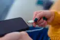 Cargar el celular toda la noche: el mito del daño y la verdad sobre los micro-ciclos de energía