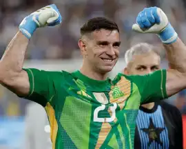 Dibu Martínez está recuperado y será titular en el debut ante Argelia