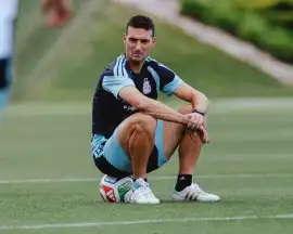 Scaloni tiene cinco nombres para tres puestos para el debut de la Selección Argentina