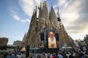 León XIV bendijo la torre más alta de famosa basílica de la Sagrada Familia de Barcelona