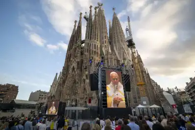 León XIV bendijo la torre más alta de famosa basílica de la Sagrada Familia de Barcelona