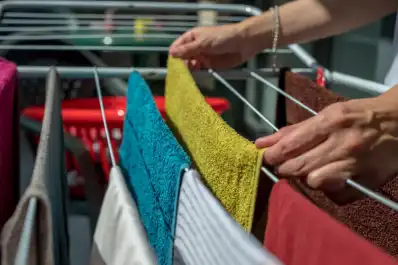 El error al tender la ropa en invierno que puede provocar mal olor y retrasar el secado