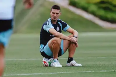 Scaloni tiene cinco nombres para tres puestos para el debut de la Selección Argentina