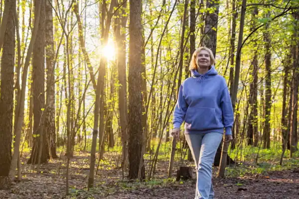 Cuánto hay que caminar por día después de los 50 años para mantenerse en forma, según expertos