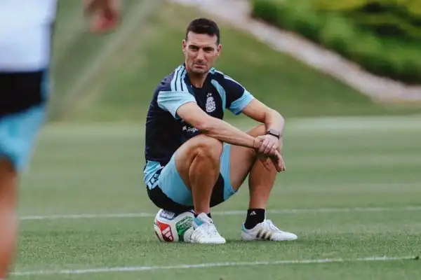 Scaloni tiene cinco nombres para tres puestos para el debut de la Selección Argentina