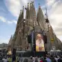 León XIV bendijo la torre más alta de famosa basílica de la Sagrada Familia de Barcelona