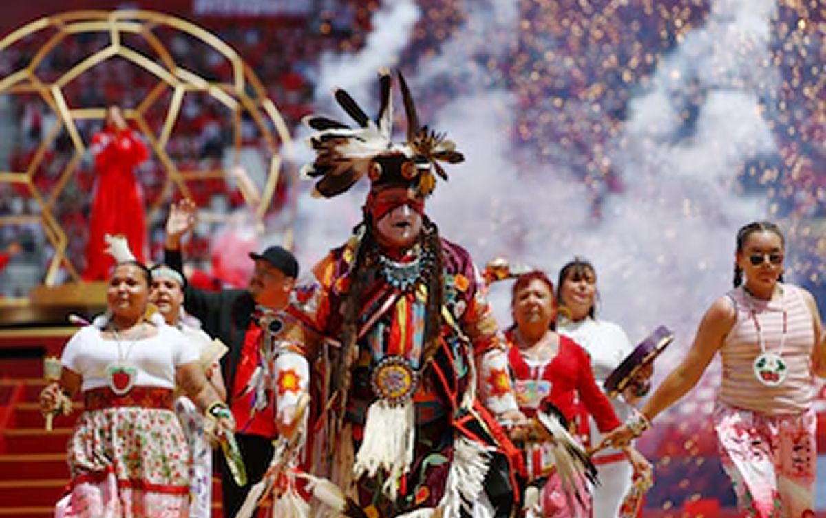 LA CULTURA CANADIENSE. La presencia de artistas y símbolos de los pueblos originarios ocupó un lugar central en la propuesta cultural de Canadá.