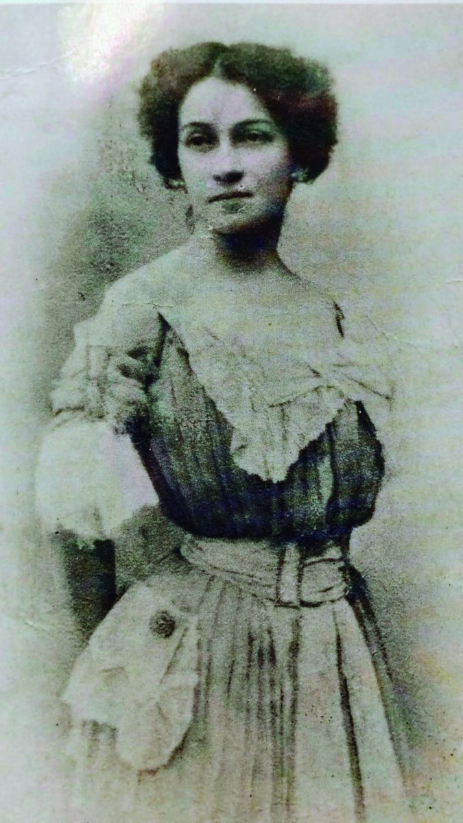 Recuerdos fotográficos: ¿qué tocaba Lola Mora en su piano?