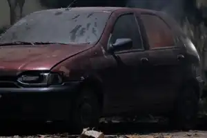 Hallan el cuerpo calcinado de una mujer dentro de un auto en Tucumán: tenía un cable atado en el cuello