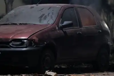 Hallan el cuerpo calcinado de una mujer dentro de un auto en Tucumán: tenía un cable atado en el cuello