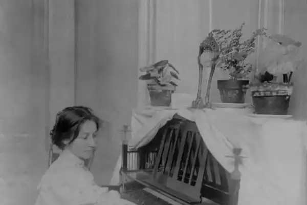 Recuerdos fotográficos: ¿qué tocaba Lola Mora en su piano?