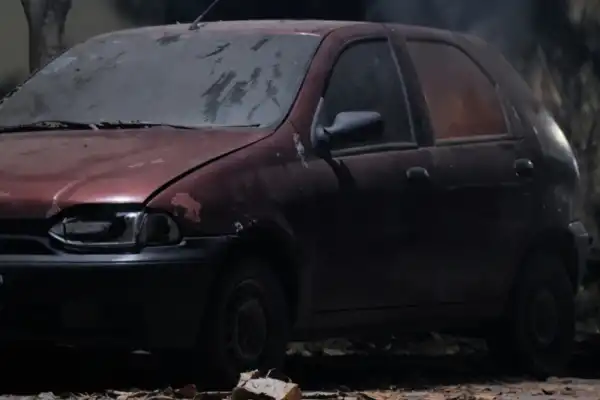 Hallan el cuerpo calcinado de una mujer dentro de un auto en Tucumán: tenía un cable atado en el cuello