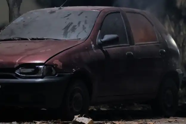 Hallan el cuerpo calcinado de una mujer dentro de un auto en Tucumán: tenía un cable atado en el cuello