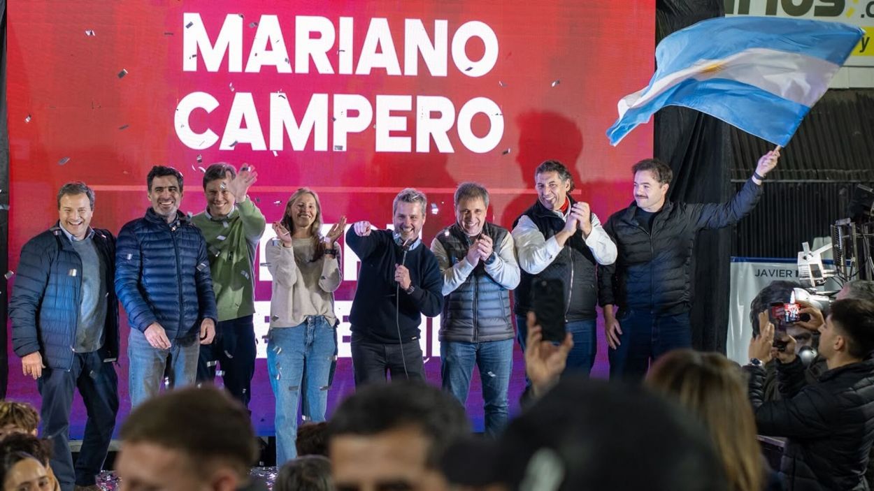 EN EL CLUB ESTUDIANTES. Campero encabezó un acto junto a dirigentes.