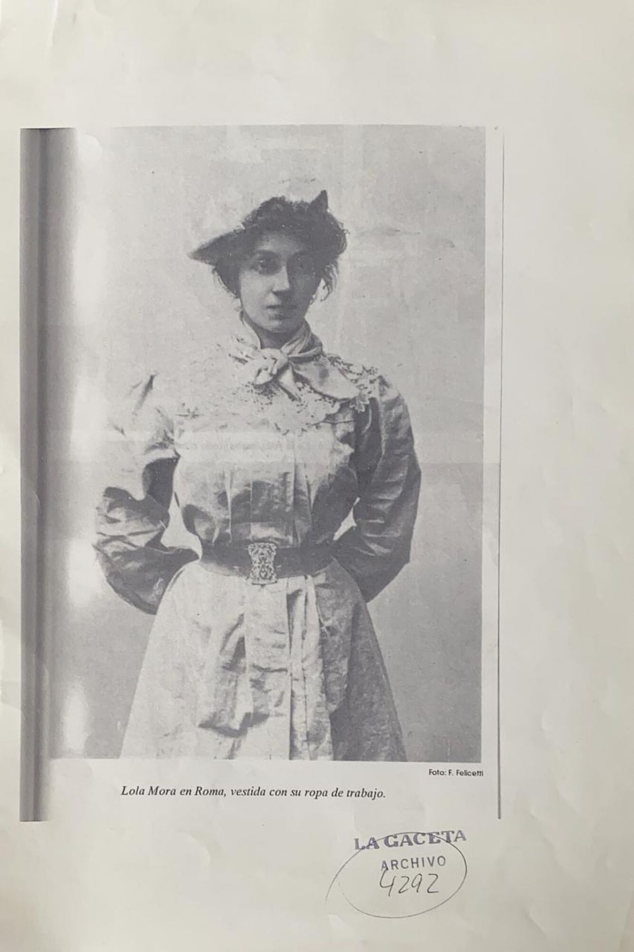 Recuerdos fotográficos: 1899. Lola Mora, escultora famosa con pantalón campesino