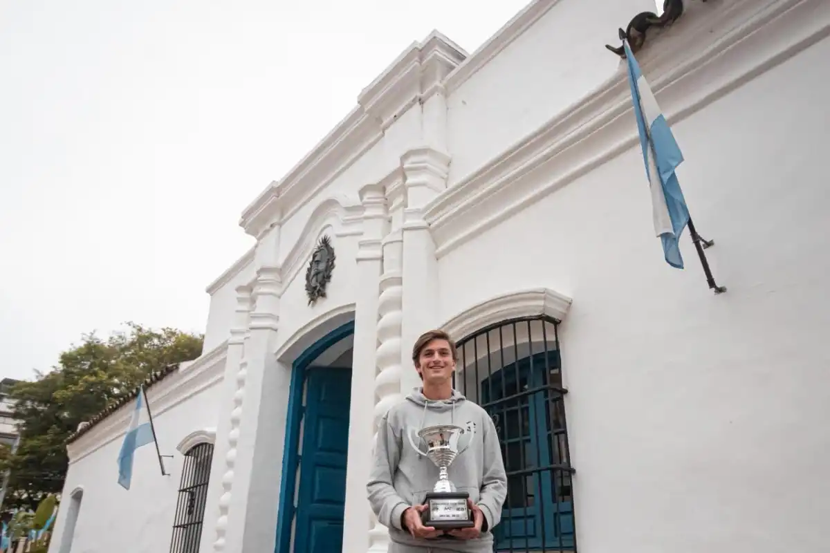 LE SIENTA BIEN. Ambrogi posa con su trofeo en la Casa Histórica. En marzo había sido finalista en el ITF de Yerba Buena; ahora se tomó revancha y celebró su primer Challenger.