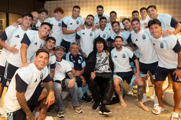 La Mona Jiménez sorprendió a la selección argentina y cumplió su sueño de conocer a Lionel Messi