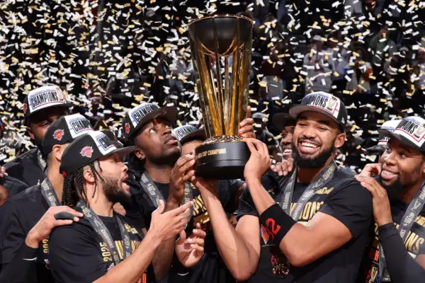 New York Knicks dio vuelta otro partido ante San Antonio Spurs y es el campeón de la NBA después de 53 años