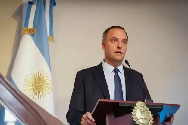 Cómo funcionaría una moción de censura contra Manuel Adorni
