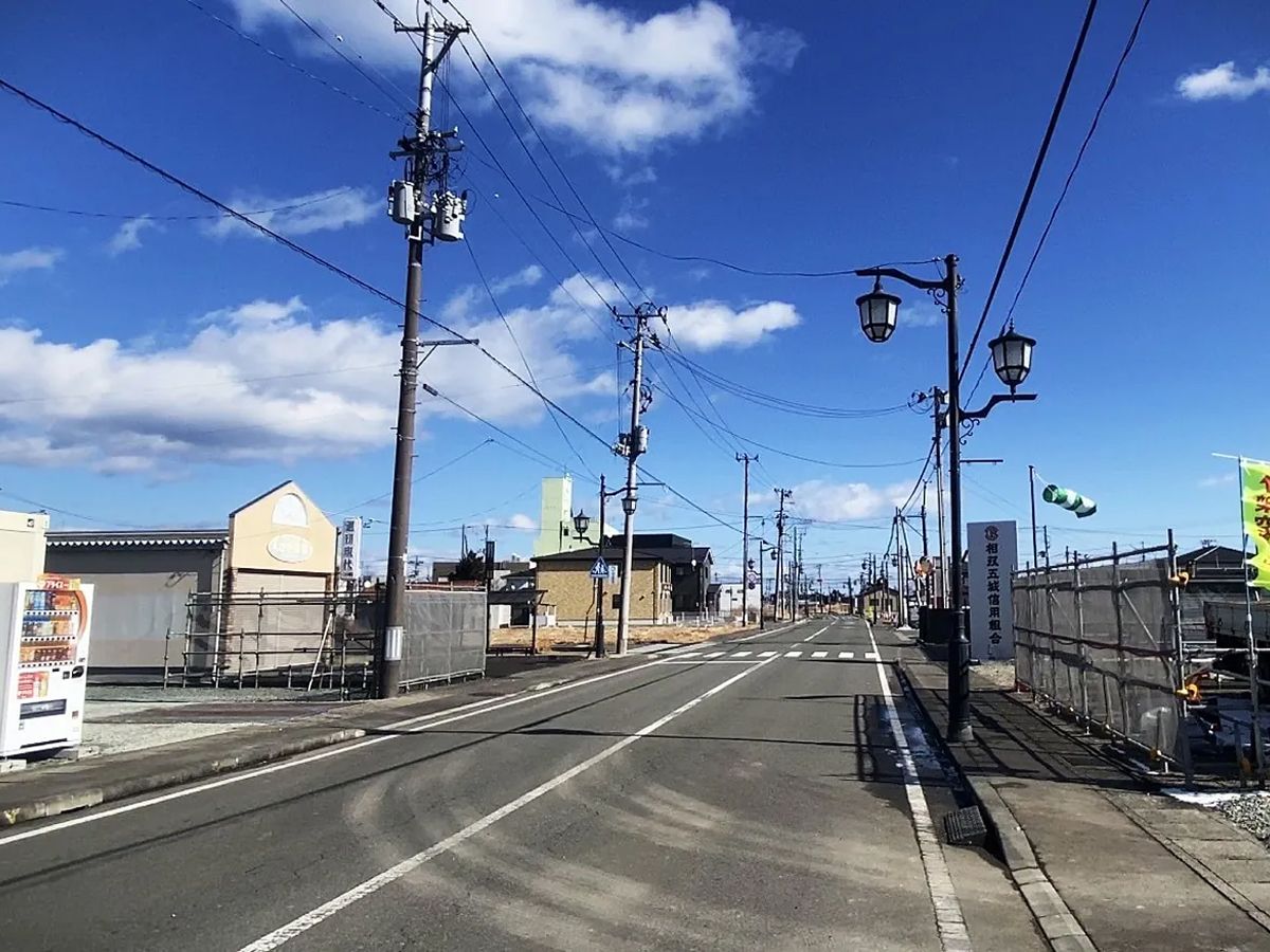 Una calle vacía en la reconstruida Namie