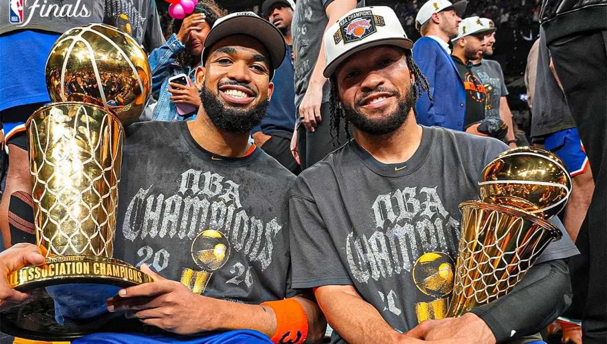 LA DUPLA. Towns y Brunson posan con el título de la NBA y el de MVP de las finales.