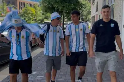 LA GACETA desde Kansas City: a horas del debut, los hinchas argentinos tiñeron de celeste y blanco la ciudad