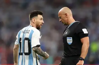 Ciclista, con pasado polémico y viejo conocido: quién es Szymon Marciniak, el árbitro que dirigirá la Selección Argentina ante Argelia