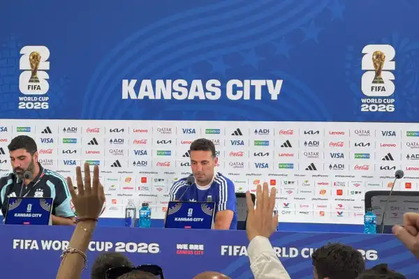 La emocionante reacción de Lionel Scaloni al reencontrarse con Martín Palermo en plena conferencia del Mundial 2026