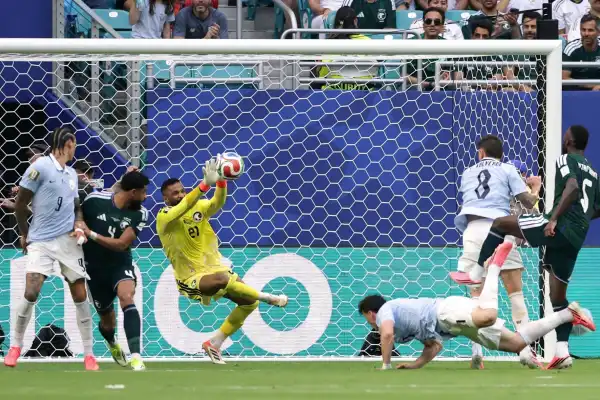 Uruguay fue de menor a mayor, pero debió conformarse con un 1 a 1 frente a Arabia Saudita