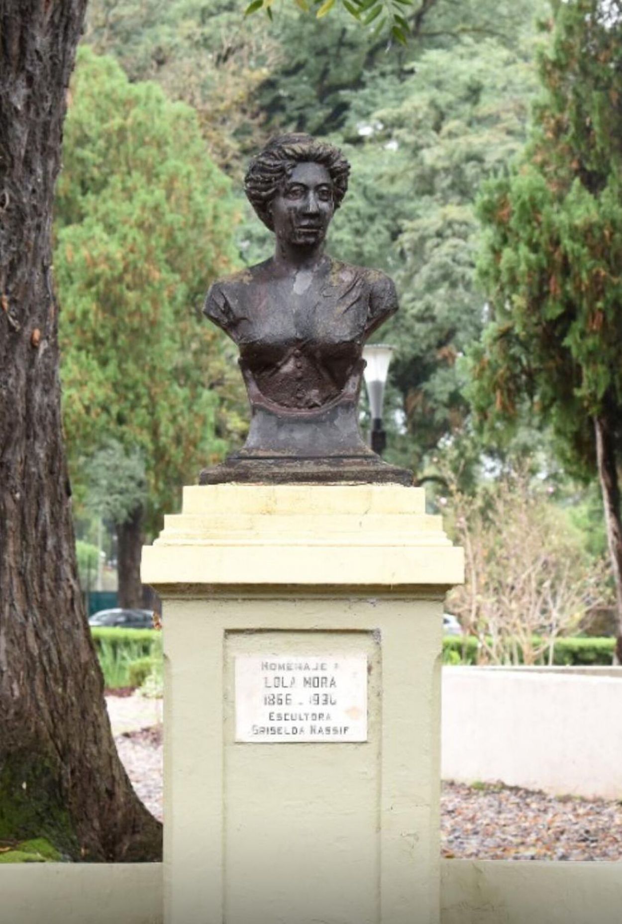 Recuerdos fotográficos: los rostros de Lola Mora en la piedra