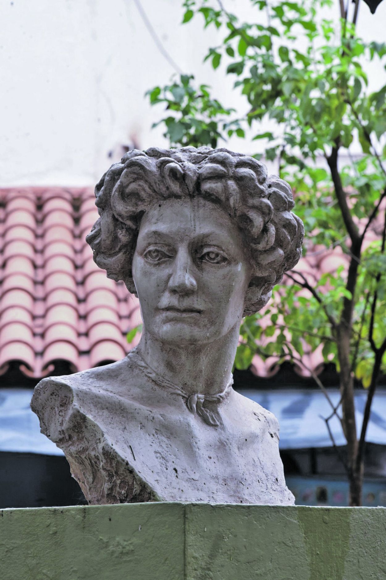 Recuerdos fotográficos: los rostros de Lola Mora en la piedra
