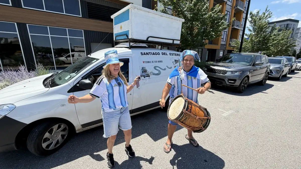De Termas de Río Hondo al Mundial: una pareja atravesó 12 países en auto para ver a la Selección