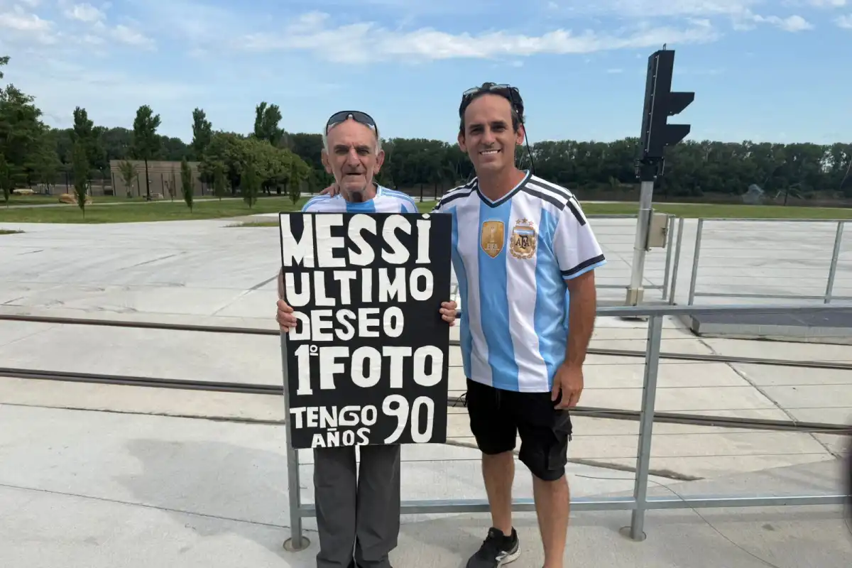 Tiene 90 años, llegó al hotel de la selección argentina en Kansas City y pidió cumplir su último deseo: una foto con Lionel Messi