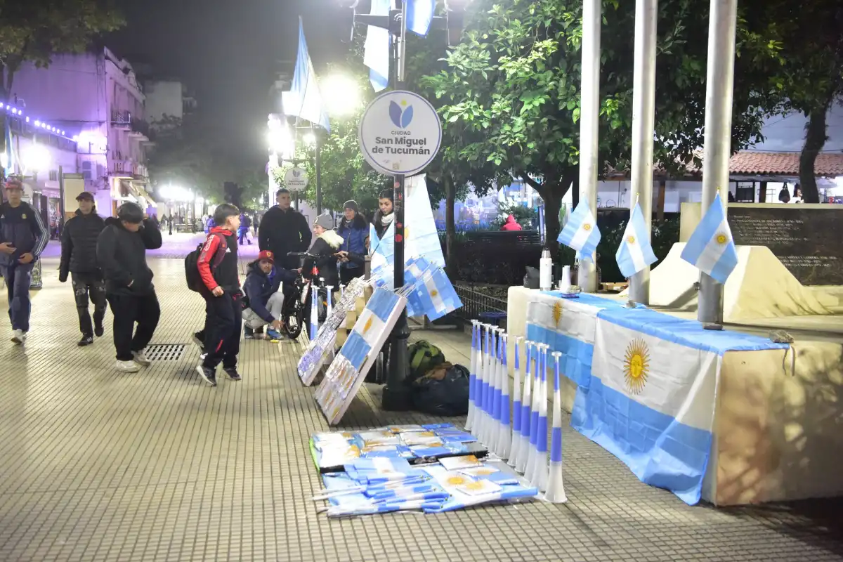 PASIÓN POR ARGENTINA. Las calles tucumanas se tiñeron de los colores patrios para alentar a la Selección. 