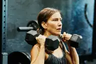 Qué le pasa a tu cuerpo cuando empezás a levantar pesas después de los 50 años, según los expertos