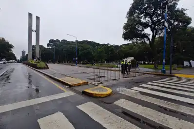 Complicaciones en el tránsito vehicular por un corte en la avenida Mate de Luna al 1.700